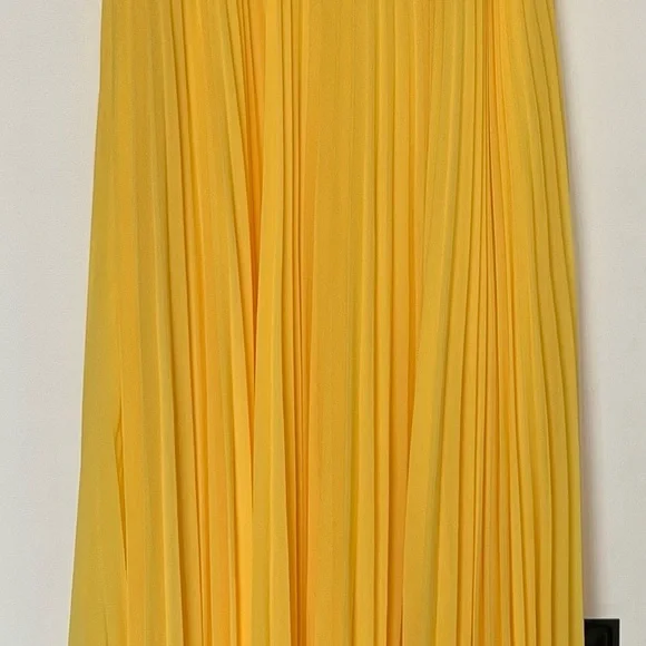 Beautiful yellow gown! - Picture 4 of 7